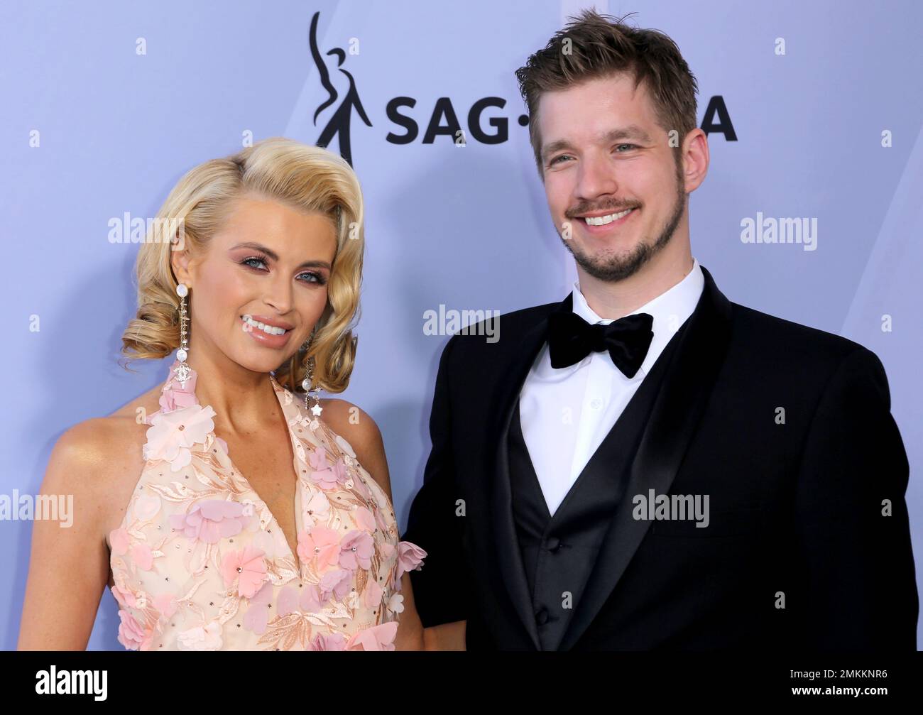 Lindsay Davis, left, and Aki Balogh arrive at the 25th annual Screen Actors Guild Awards at the Shrine Auditorium & Expo Hall on Sunday, Jan. 27, 2019, in Los Angeles. (Photo by Willy Sanjuan/Invision/AP) Banque D'Images