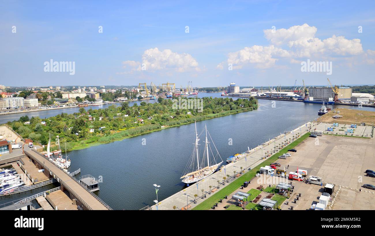 Szczecin, Pologne. 17 août 2022. Vue aérienne sur la ville de Szczecin, le port et la rive de l'Odra Banque D'Images