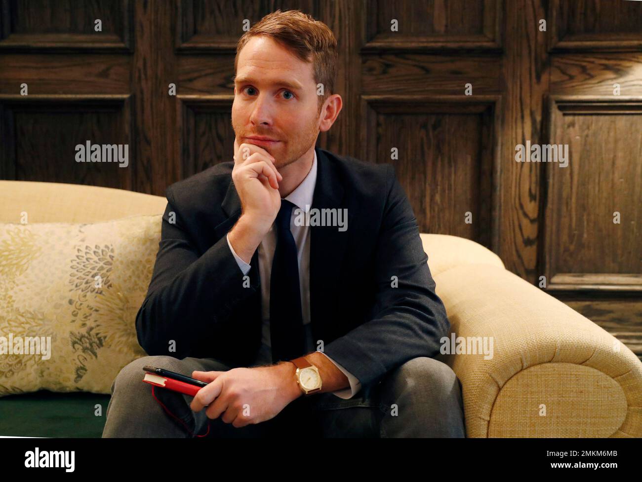 John Scott-Railton, a senior researcher at the Citizen Lab, an internet watchdog group, holds his cell phone which has its camera blocked by an adhesive sticker, as he poses for a photograph, Thursday, Jan. 17, 2019, in New York. The Citizen Lab, an interdisciplinary laboratory based at the Munk School of Global Affairs at the University of Toronto, does research and development at the intersection of digital media, global security, and human rights. Its researchers have recently been targeted by a mysterious group of undercover operatives. (AP Photo/Kathy Willens) Banque D'Images