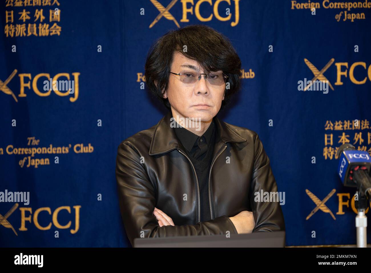 Tokyo, Japon. 27th janvier 2023. HIROSHI ISHIGURO, professeur à l'université d'Osaka et PDG d'Avita, parle au Foreign Corintimés Club of Japan (FCCJ) sur le développement de réplicateurs d'avatar robotisés et le développement de l'intelligence artificielle (IA). Du communiqué de presse de la FCCJ : ''Hiroshi Ishiguro a acquis une notoriété internationale pour son développement de robots de type humain, ou androïdes, conçus pour ressembler étroitement à des gens vivants. Il a modelé son Android Geminod sur lui-même. Son objectif a été d'étudier comment les humains vont interagir socialement avec les robots du futur et d'explorer la philosophie fondamentale Banque D'Images