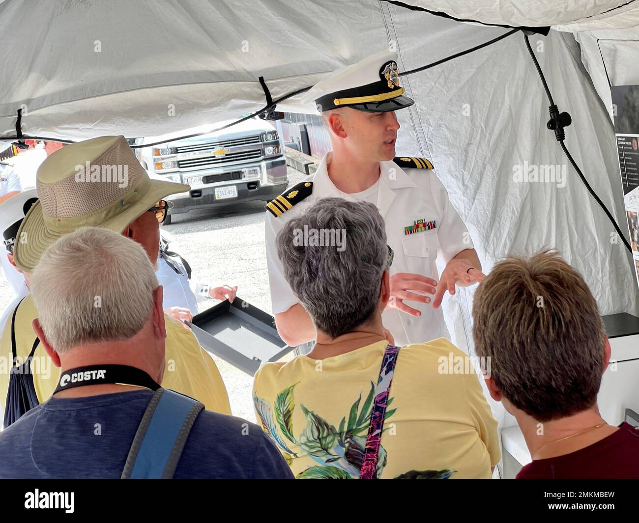 BALTIMORE (10 septembre 2022) Lt. Cmdr. Chaselynn Watters, microbiologiste au Naval Medical Research Center (NCMR), parle aux participants de la Maryland Fleet week et de Flyover Baltimore des capacités mobiles des laboratoires du NCMR. La Maryland Fleet week and Flyover est la célébration de Baltimore des services maritimes et offre une occasion aux citoyens du Maryland et de la ville de Baltimore de rencontrer des marins, des Marines et des gardes-côtes, ainsi que de voir de première main les dernières capacités des services maritimes d'aujourd'hui. Banque D'Images