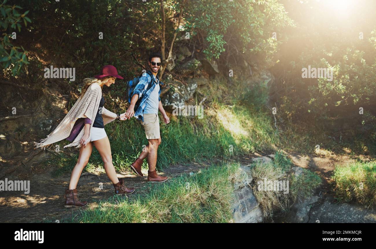 Sur une odyssée extérieure. un jeune couple heureux explorant la nature ensemble. Banque D'Images