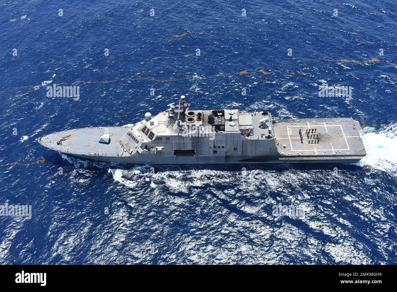 220910-N-N3764-2006 Mer des Caraïbes - (sept 10, 2022) — les marins affectés au navire de combat littoral variante Freedom USS Billings (LCS 15) se tiennent en formation, formant le numéro quinze pour une photo lors d'un exercice photo dans la mer des Caraïbes, le 10 septembre 2022. Billings est déployé dans la zone d’opérations de la flotte américaine 4th afin d’appuyer la mission de la Force opérationnelle interagences conjointe Sud, qui comprend des missions de lutte contre le trafic de drogues illicites dans les Caraïbes et le Pacifique oriental. Banque D'Images