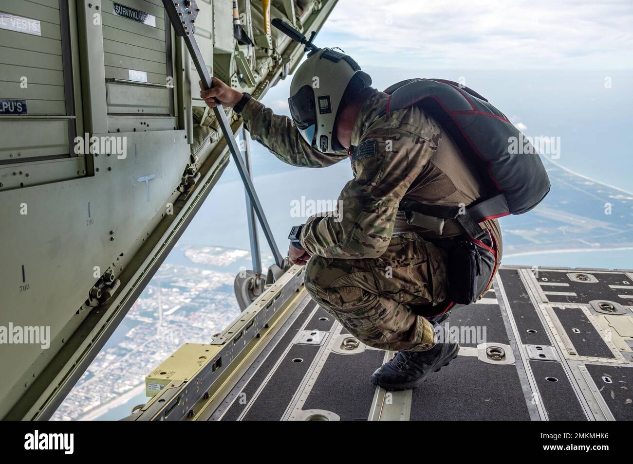 Le lieutenant-colonel Jim Sluder, 10th, officier de sauvetage et capitaine de cavalier de la division de récupération du personnel de la Force aérienne, cherche la zone de chute à partir de l'arrière d'un HC-130J combat King II au-dessus de la base de la Force spatiale Patrick, Floride, le 10 septembre 2022. Les maîtres-Jumpmasters sont très compétents dans chaque composant du processus de saut pour s'assurer que les cavaliers atterrent en toute sécurité sur leur cible. Banque D'Images