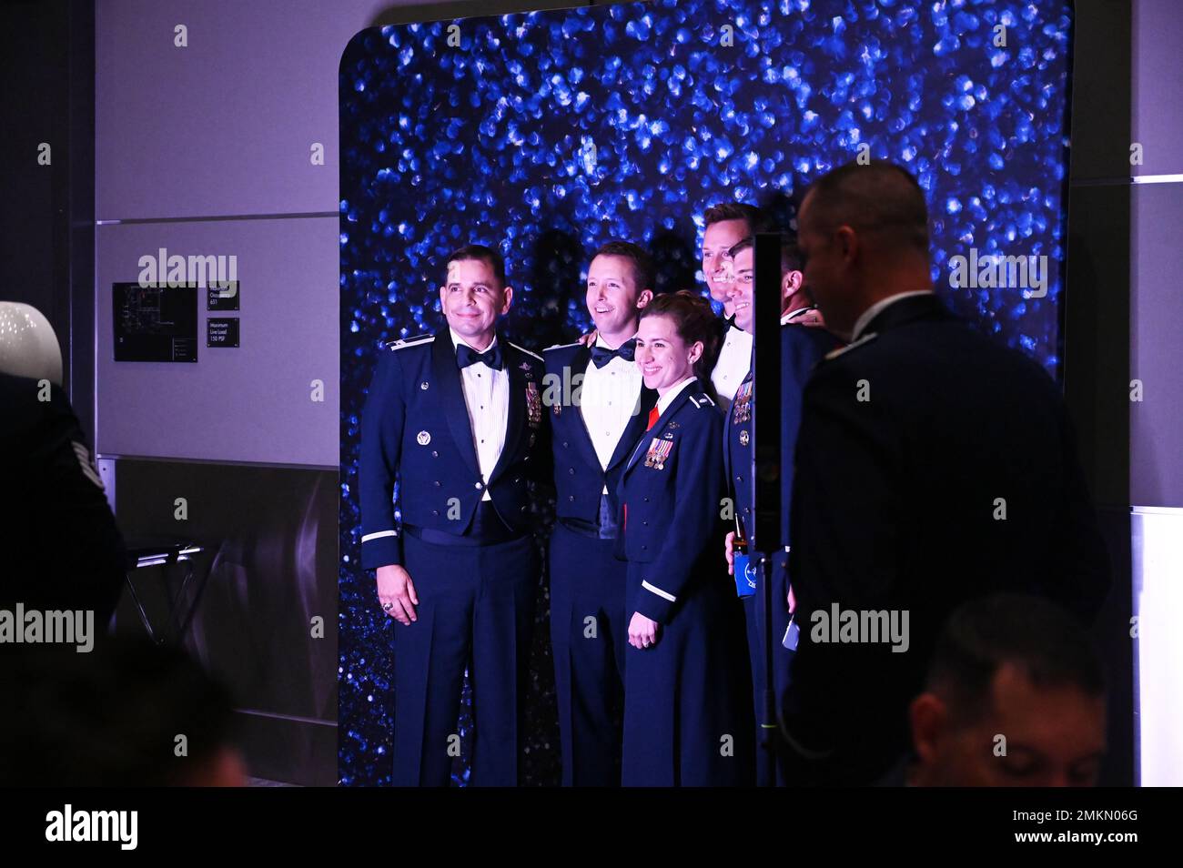 Les commandants du Groupe des opérations 62nd posent pour une photo lors du bal de la Force aérienne de l’équipe McChord pour célébrer l’anniversaire de 75th de la Force aérienne au Centre de congrès de Tacoma, Washington, le 10 septembre 2022 le thème du 75th anniversaire est « innover, accélérer, prospérer… la Force aérienne à 75 ans ». Banque D'Images