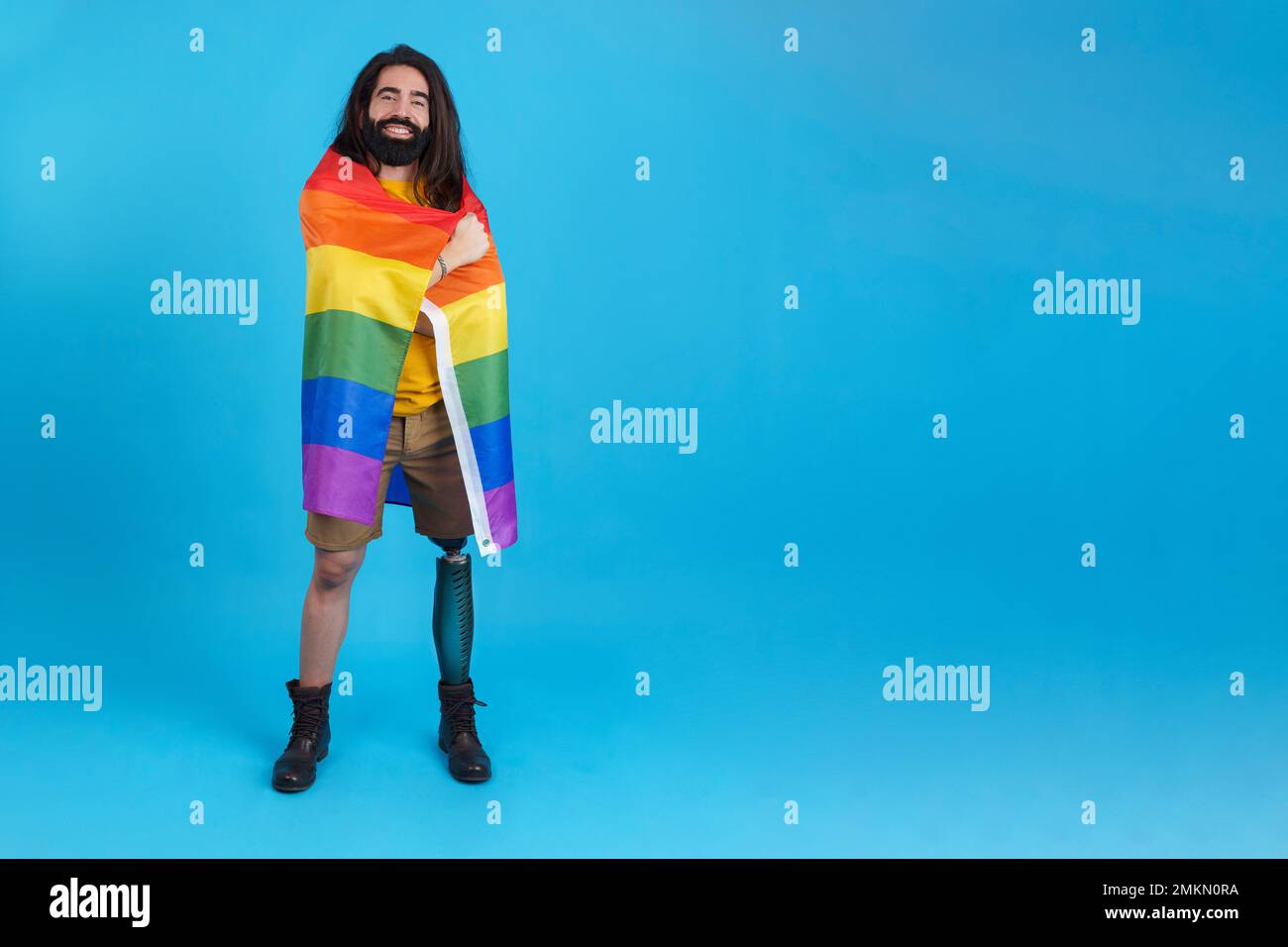 Homme avec une jambe prothétique enveloppée dans un drapeau lgbt Banque D'Images