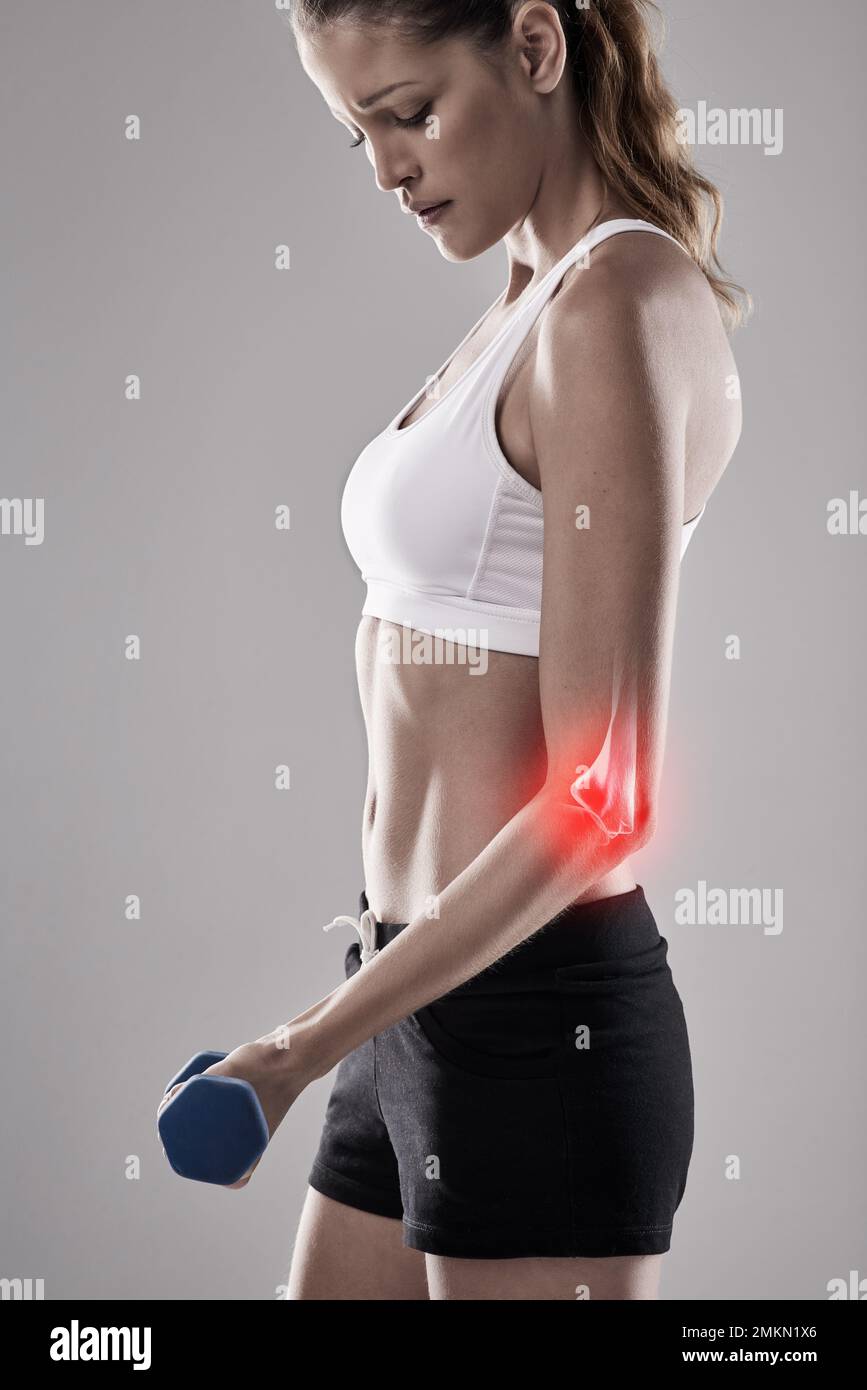 La douleur est temporaire mais cesser de fumer pour toujours. Photo en studio d'un athlète avec une blessure mise en évidence en rouge éclatant. Banque D'Images