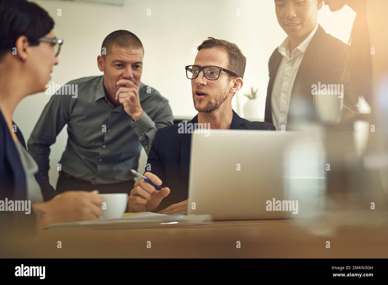 Dans une équipe, l'opinion de chaque bodys compte. un groupe de collègues ayant une discussion dans une salle de réunion. Banque D'Images