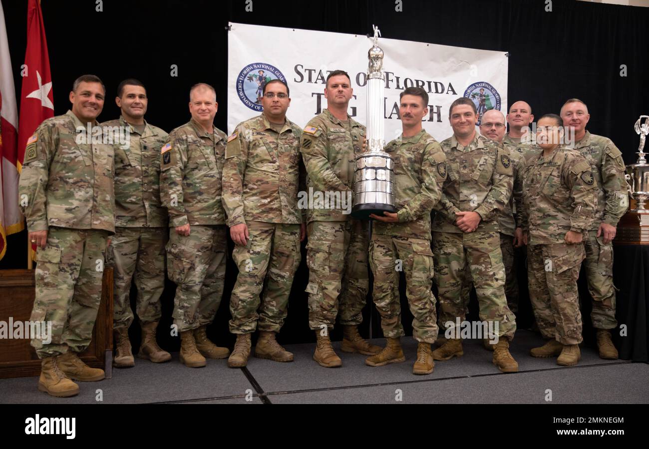 Les soldats du 260th Bataillon des renseignements militaires sont reconnus comme ayant 1st places lors de la cérémonie de remise du prix du match du général Adjutant (TAG), Camp Blanding, Floride, 11 septembre 2022. Le match TAG est une évolution annuelle destinée aux soldats qui veulent démontrer leur compétence en tir. Banque D'Images