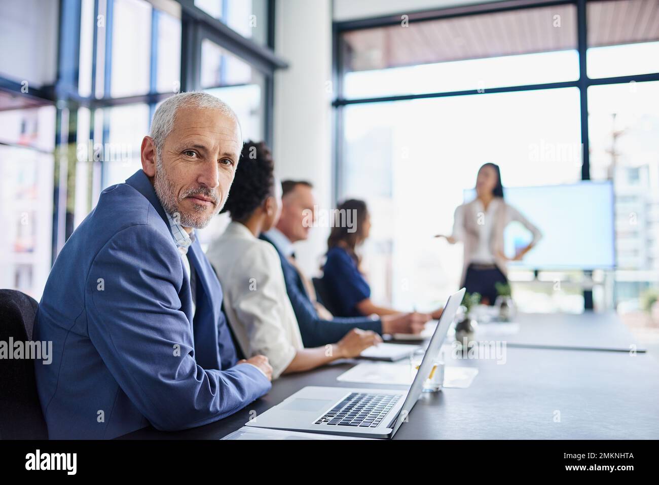 Ont été tout au sujet de transformer des idées en grands succès. Portrait d'un homme d'affaires assis dans une salle de réunion avec des collègues. Banque D'Images