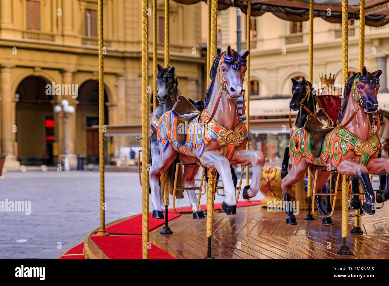 Florence, Italie - 04 juin 2022 : carrousel antique orné avec des chevaux en bois sur la Piazza della Republica pendant la journée Banque D'Images