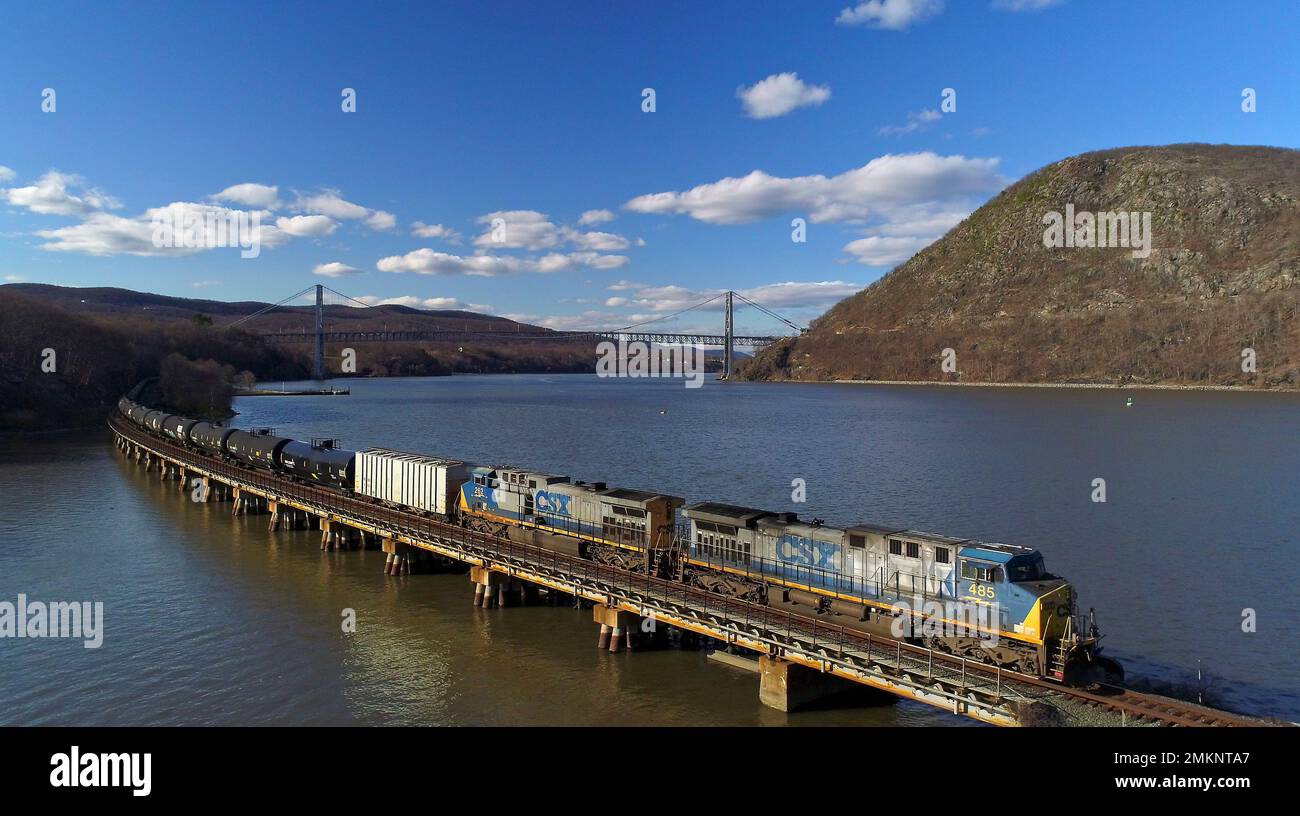FILE- In this April 26, 2018, file photo, a CSX Transportation locomotive pulls a train of tank cars across a bridge on the Hudson River along the edge of Bear Mountain State Park, near Fort Montgomery, N.Y. CSX Corp. reports financial results Wednesday, Jan. 16, 2019. (AP Photo/Julie Jacobson, File) Banque D'Images