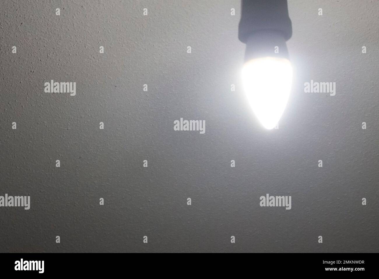 Ampoule dans le plafond en béton blanc Banque D'Images