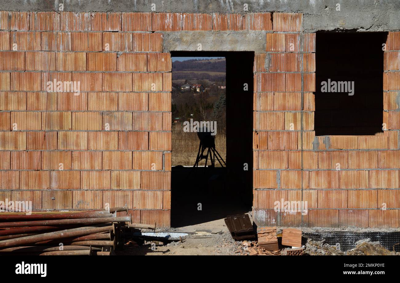 Maison unifamiliale faite de blocs creux ou de briques. Nouveau bâtiment indépendant non fini en construction. Banque D'Images