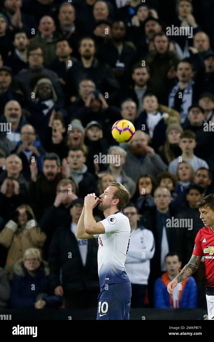 Tottenham's Harry Kane, center, reacts after a missed chance to score during the English Premier League soccer match between Tottenham Hotspur and Manchester United at Wembley stadium in London, England, Sunday, Jan. 13, 2019. (AP Photo/Tim Ireland) Banque D'Images