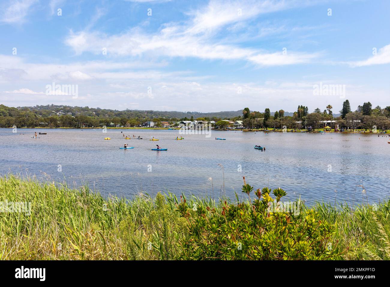 Jour d'été de Sydney, lac et lagune de Narrabeen, vacanciers en kayaks et bateaux et natation dans le lac, Sydney, Nouvelle-Galles du Sud, Australie Banque D'Images