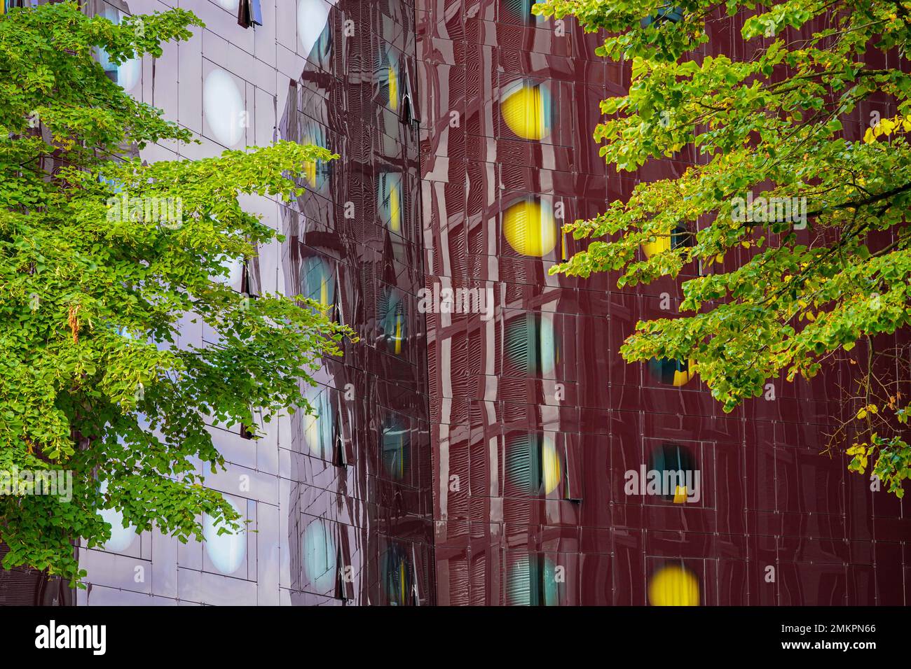 Réflexions d'un bâtiment dans la façade de l'hôtel ARCOTEL Onyx sur la Reeperbahn à Hambourg. Le mur-rideau en verre ressemble à un cristal noir Onyx. Banque D'Images