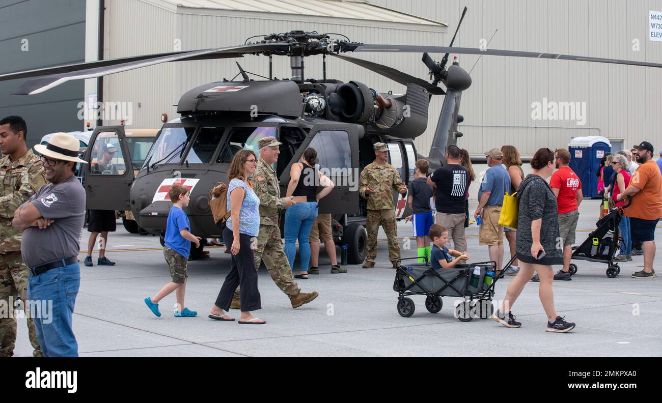 La Garde nationale du Vermont a organisé une journée portes ouvertes à la base de la Garde nationale aérienne du Vermont, à South Burlington, Vermont, le 11 septembre 2022. L'événement était ouvert à tout le public et a mis en évidence une foule de carrières, d'équipements et de véhicules utilisés par les gardes de l'air et de l'armée du Vermont. L'événement a culminé avec un mémorial pour honorer la mémoire des événements qui se sont produits le 9/11/2001. Vermont Garde nationale, Garde nationale, vermont, Banque D'Images