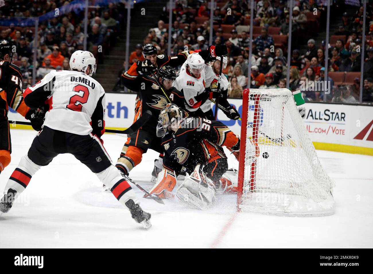 Ottawa Senators' Bobby Ryan (9) scores past Anaheim Ducks goaltender John Gibson (36) during the third period of an NHL hockey game Wednesday, Jan. 9, 2019, in Anaheim, Calif. (AP Photo/Marcio Jose Sanchez) Banque D'Images