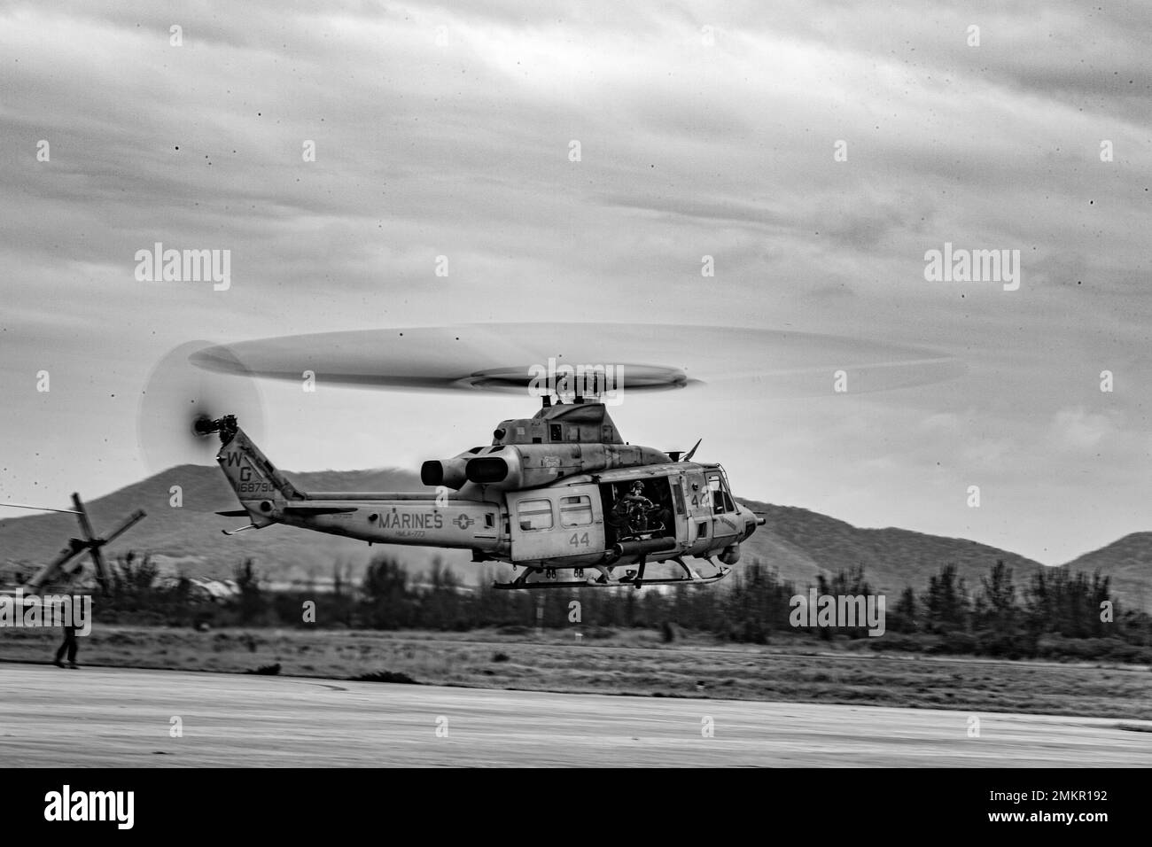 Un hélicoptère utilitaire UH-1Y Venom du corps des Marines des États-Unis avec l'escadron d'hélicoptère d'attaque de lumière marine (HMLA) 773, 4th Escadre d'avions marins, Réserve des Forces maritimes à l'appui de la Force opérationnelle aérienne terrestre spéciale UNITAS LXIII, taxis à la piste pendant l'exercice UNITAS LXIII à São Pedro da Aldeia, Brésil, le 11 septembre, 2022. UNITAS est le plus long exercice maritime international annuel au monde qui vise à améliorer l'interopérabilité entre plusieurs nations et forces communes pendant les opérations littorales et amphibies afin de s'appuyer sur les partenariats régionaux existants et de créer une nouvelle fin Banque D'Images