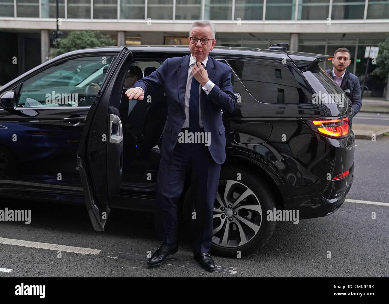 Mise à niveau de la secrétaire Michael Gove arrivant à la BBC Broadcasting House à Londres, pour apparaître sur le programme d'affaires courantes de la BBC One, dimanche avec Laura Kuenssberg. Date de la photo: Dimanche 29 janvier 2023. Banque D'Images