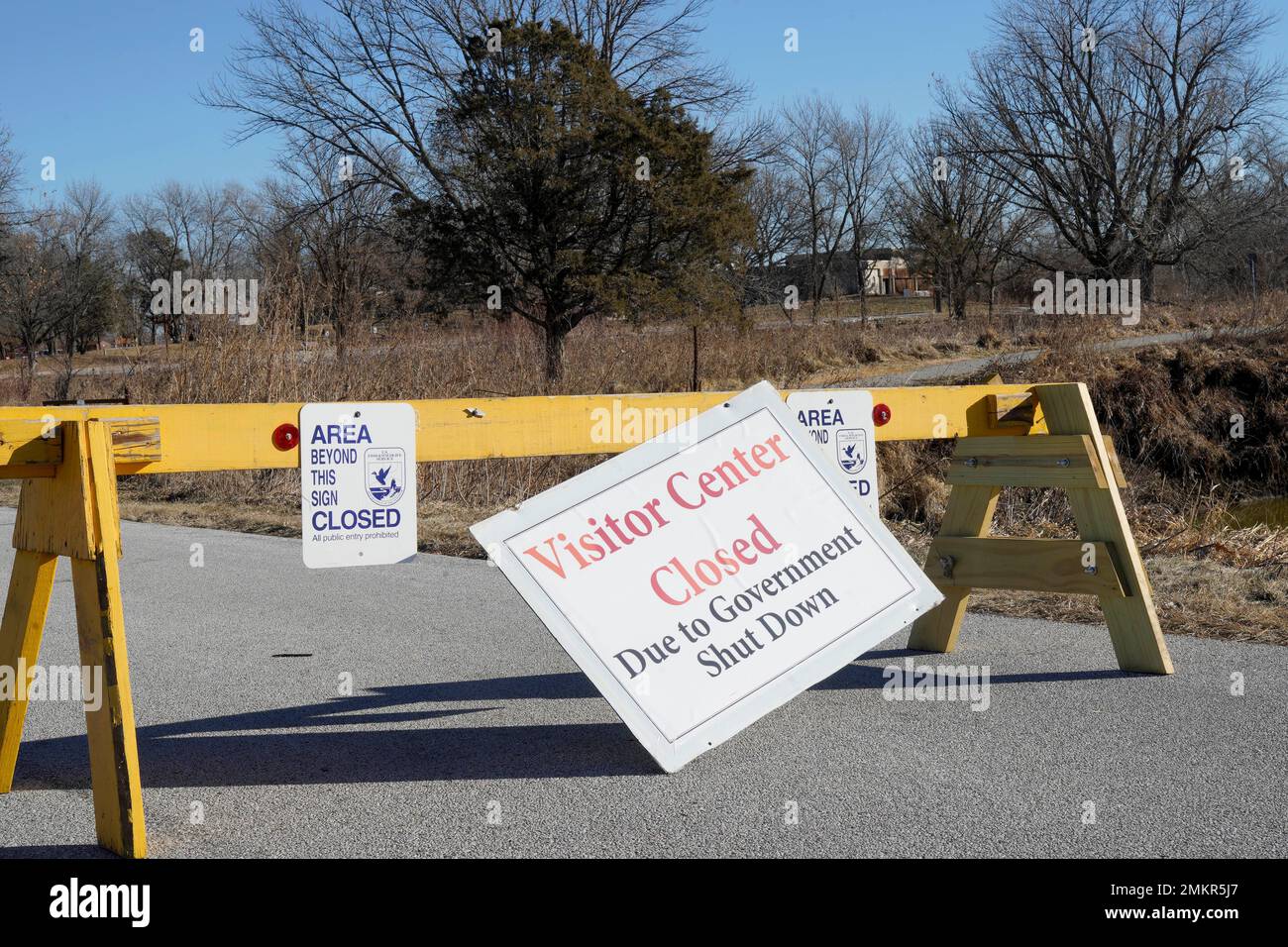 Signs announce the visitor center at the DeSoto National Wildlife Refuge in Missouri Valley, Iowa, is closed, Friday, Jan. 4, 2019, as the partial government shutdown continues. The U.S. Fish and Wildlife Service is directing dozens of wildlife refuges to return to work to make sure hunters and others have access despite the government shutdown, according to an email obtained Wednesday by The Associated Press. (AP Photo/Nati Harnik) Banque D'Images