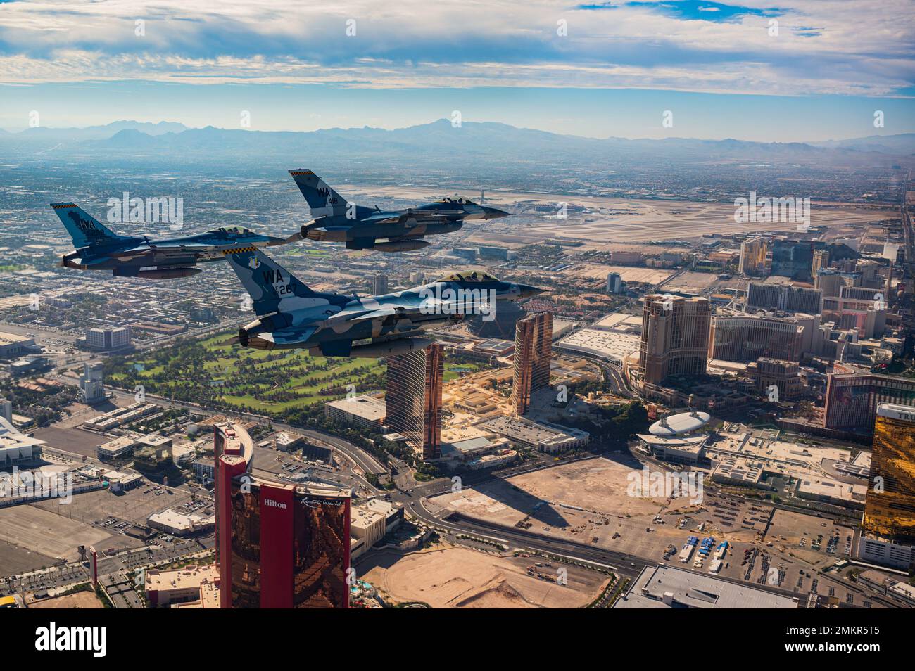 Trois Faucons de combat F-16 affectés à l'escadron 64th des agresseurs effectuent un survol au-dessus du centre-ville de Las Vegas, Nevada, en l'honneur de 9/11 le 11 septembre 2022. Le survol a été dédié aux 2 977 personnes qui ont perdu la vie le 11 septembre 2001 et à plus de 6 000 autres qui ont été blessées. Banque D'Images