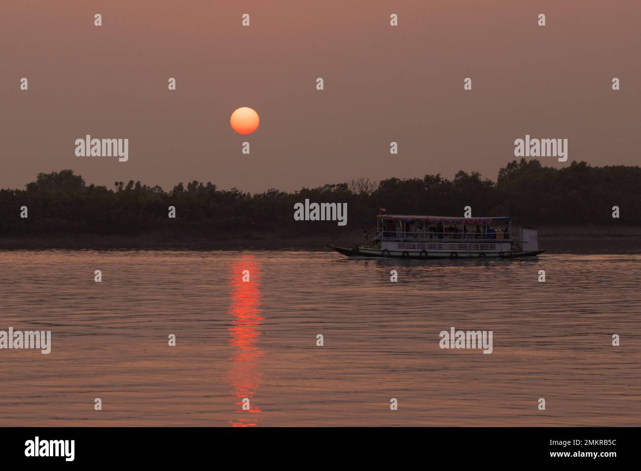 Un bateau transportant des touristes se trouvant sur une rivière à Sunderbans (Inde) Banque D'Images