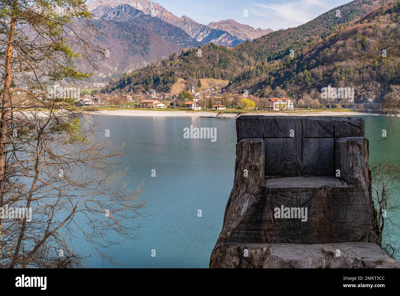 Lac de Ledro dans la vallée de Ledro. Paysage de printemps. Trento province, Trentin-Haut-Adige, nord de l'Italie, Europe Banque D'Images