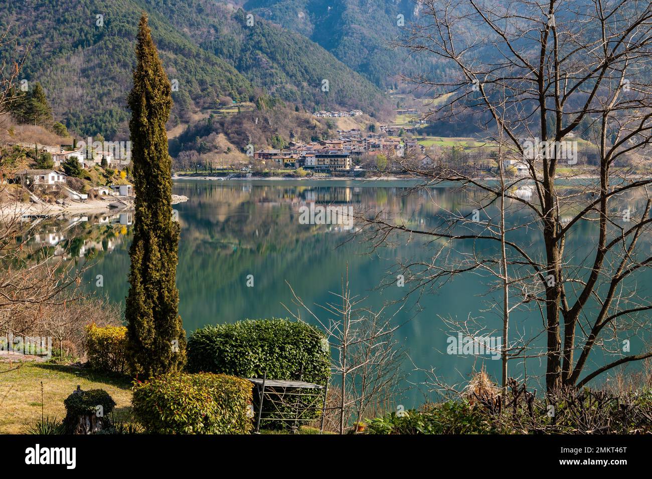 Lac de Ledro dans la vallée de Ledro. Paysage de printemps. Trento province, Trentin-Haut-Adige, nord de l'Italie, Europe Banque D'Images