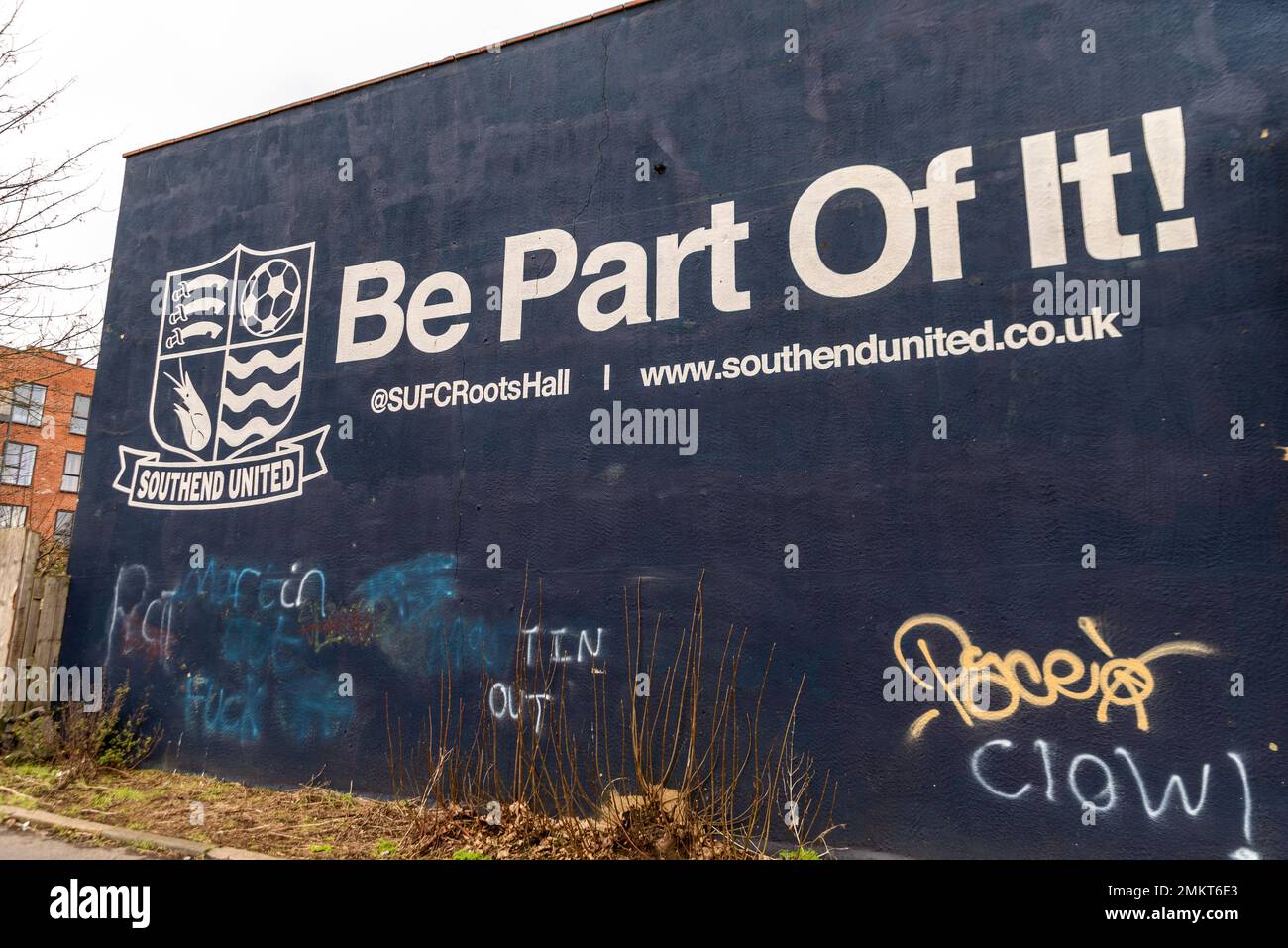 Badge, texte au stade Roots Hall du stade de football Southend Utd, Southend on Sea, Essex, Royaume-Uni. Faites partie de ce programme. Anti-Ron Martin graffiti peint Banque D'Images