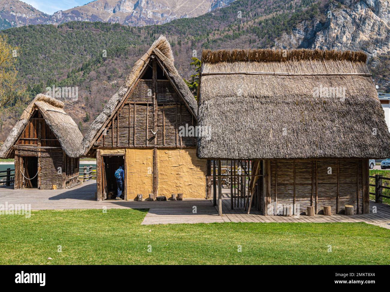 Maison en pilotis de l'âge de bronze (reconstruction) au musée de la Palafitte du lac Ledro. Molina di Ledro, Trento, Trentin-Haut-Adige, Italie Banque D'Images