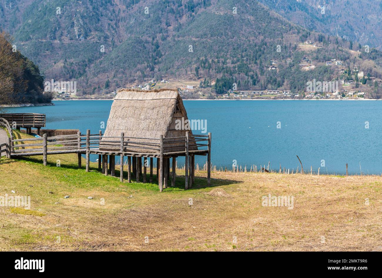 Maison en pilotis de l'âge de bronze (reconstruction) au musée de la Palafitte du lac Ledro. Molina di Ledro, Trento, Trentin-Haut-Adige, Italie Banque D'Images