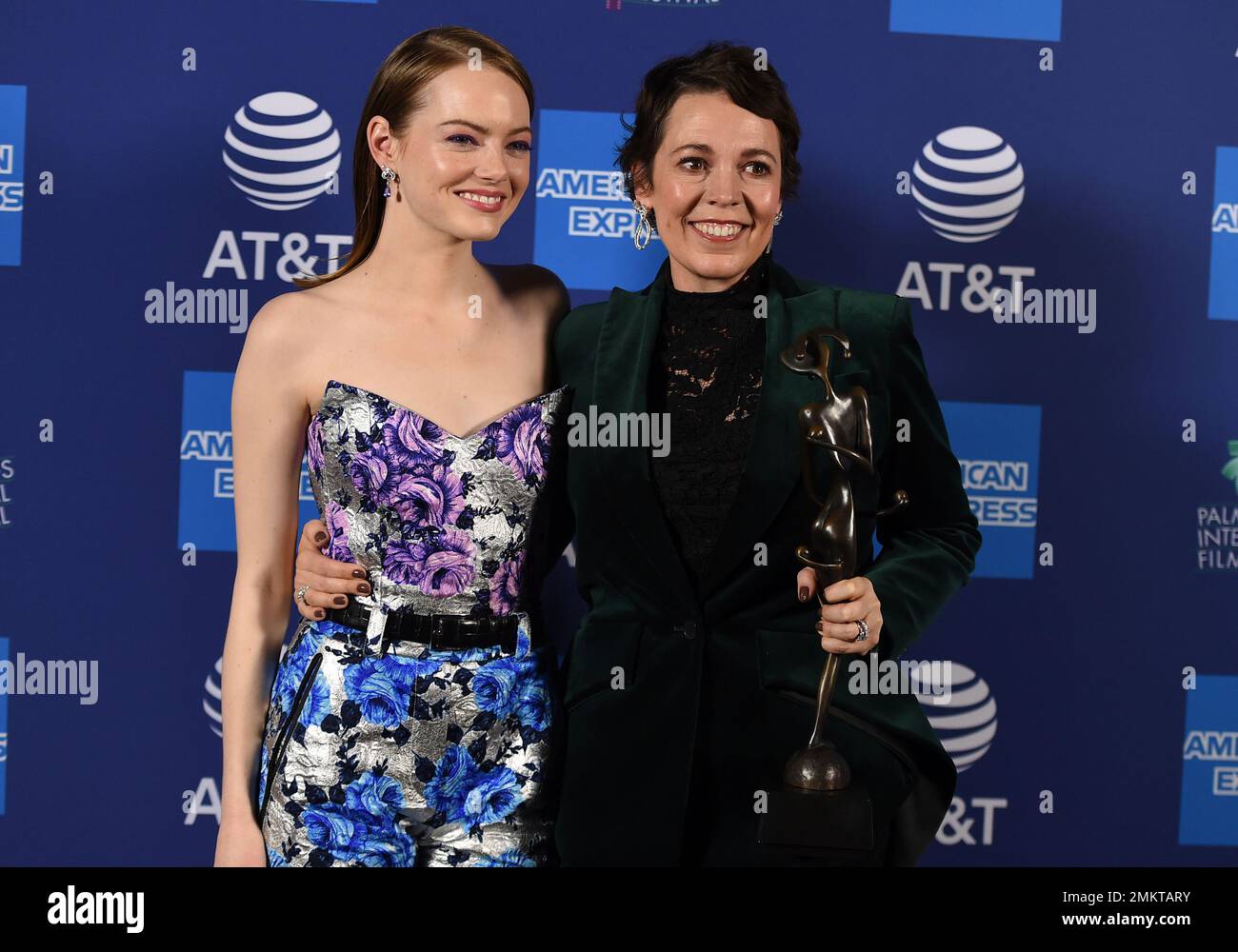 Emma Stone, left, poses in the press room with Olivia Colman, winner of the Desert Palm achievement award for "The Favourite" at the 30th annual Palm Springs International Film Festival on Thursday, Jan. 3, 2019, in Palm Springs, Calif. (Photo by Jordan Strauss/Invision/AP) Banque D'Images