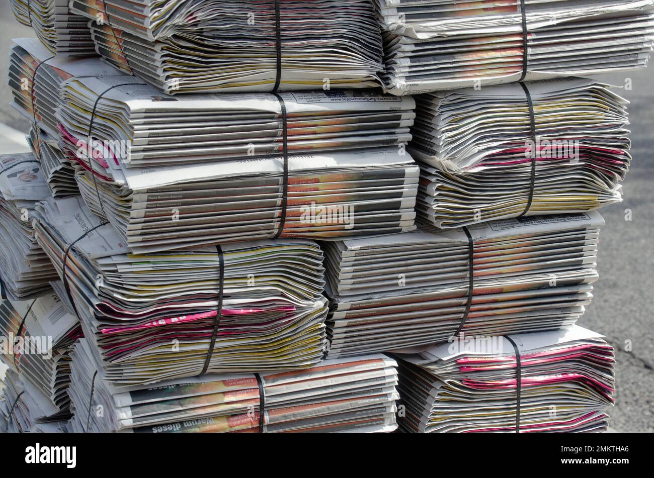 Allemagne avril 2021: Une pile de journaux sur un trottoir Banque D'Images