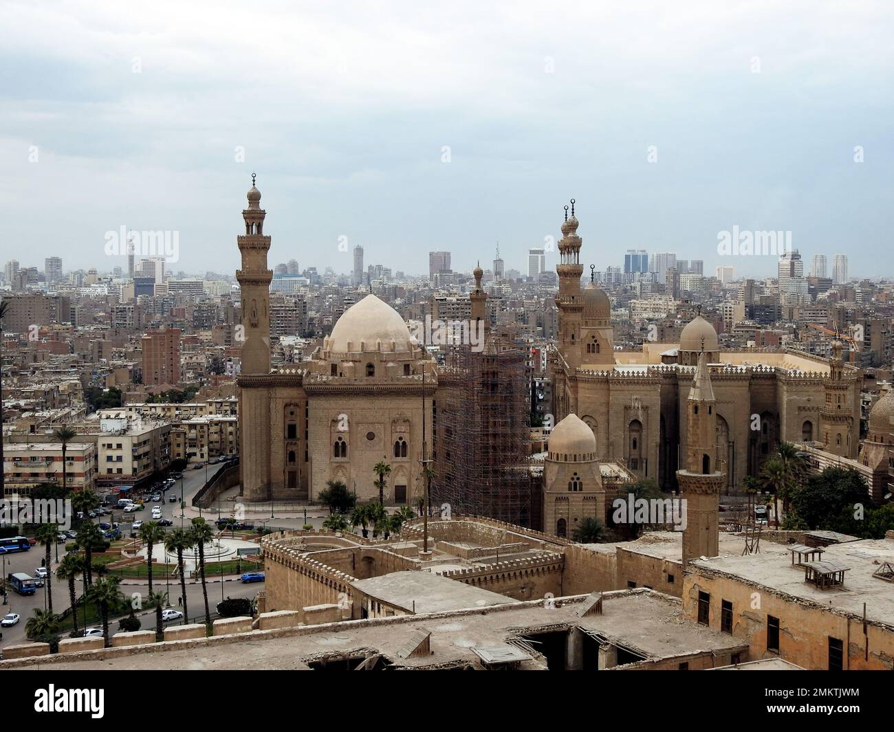 Le Caire, l'Egypte, 7 janvier 2023: Les mosquées du Sultan Hassan et d'Al Rifa'i dans l'ancienne place de la Citadelle du Caire, les mosquées islamiques très célèbres en Egypte et très clos Banque D'Images