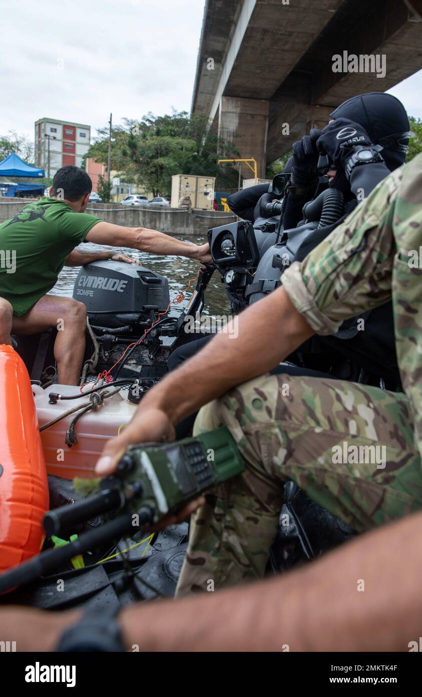 Membres de service du Brésil avec le Grupartamento de Mergulladores de Comabte, Marinha do Brasil (Groupe de la Marine brésilienne de combat divers), Et un SCEAU de la marine américaine affecté à une équipe des opérations spéciales de la marine, assis dans une embarcation de RAID de caoutchouc de combat alors qu'ils se préparent à insérer dans une mission multinationale de plongée pendant l'exercice UNITAS LXIII à Rio de Janeiro, le 12 septembre 2022. UNITAS est le plus long exercice maritime international annuel au monde qui vise à améliorer l'interopérabilité entre plusieurs nations et forces communes pendant les opérations littorales et amphibies afin de s'appuyer sur le pair régional existant Banque D'Images Membres de service du Brésil avec le Grupartamento de Mergulladores de Comabte, Marinha do Brasil (Groupe de la Marine brésilienne de combat divers), Et un SCEAU de la marine américaine affecté à une équipe des opérations spéciales de la marine, assis dans une embarcation de RAID de caoutchouc de combat alors qu'ils se préparent à insérer dans une mission multinationale de plongée pendant l'exercice UNITAS LXIII à Rio de Janeiro, le 12 septembre 2022. UNITAS est le plus long exercice maritime international annuel au monde qui vise à améliorer l'interopérabilité entre plusieurs nations et forces communes pendant les opérations littorales et amphibies afin de s'appuyer sur le pair régional existant Banque D'Images