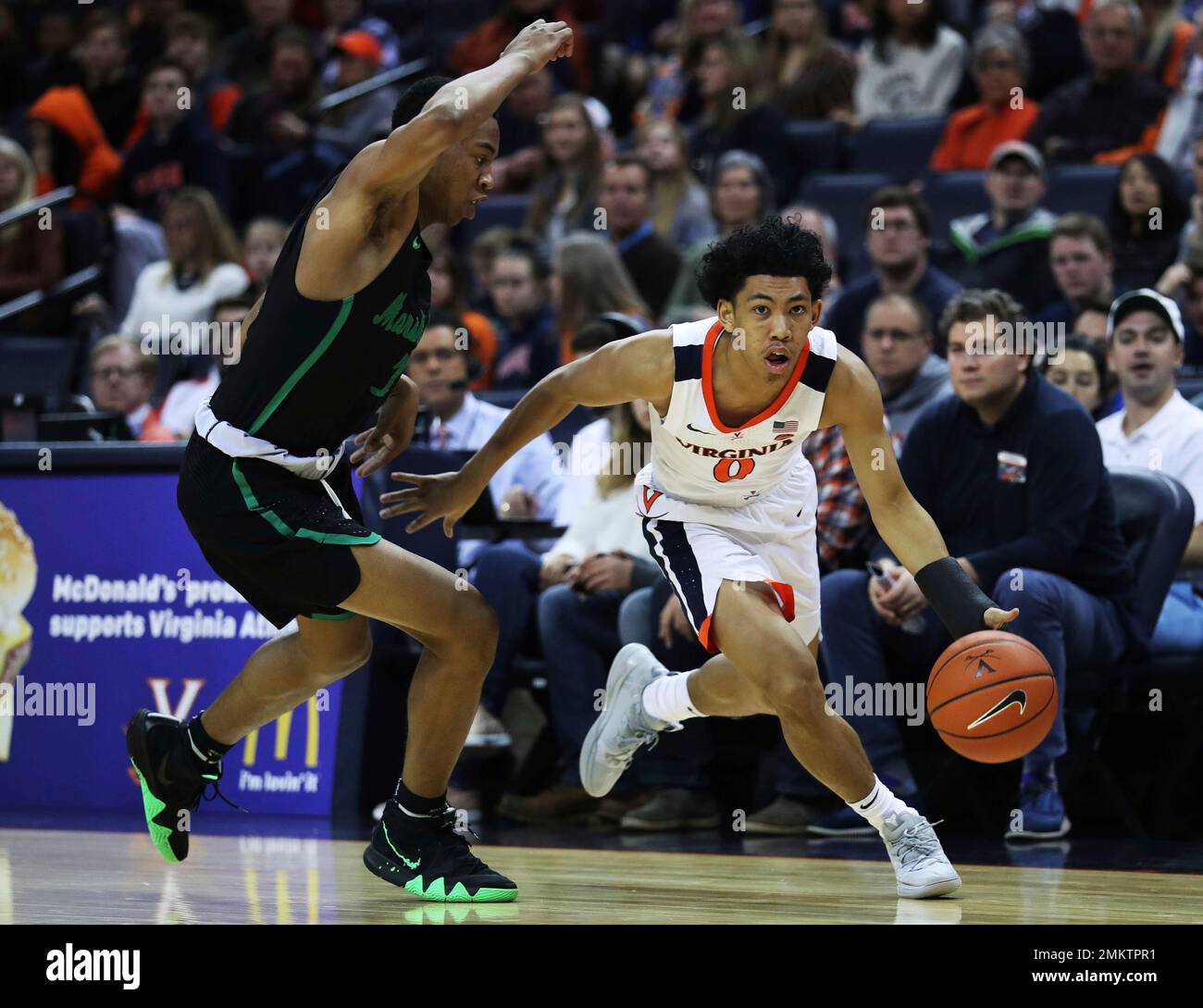 Virginia's guard Kihei Clark (0) drives past Marshall's Taevion Kinsey (1) in the first half of an NCAA college basketball game on Monday, Dec. 31, 2018, in Charlottesville, Va. (AP Photo/Zack Wajsgras) Banque D'Images