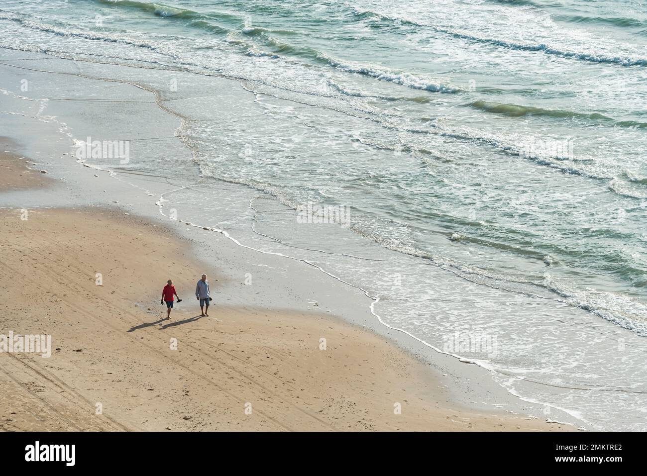 Dänemark, Lönstrup, Nordjütland: Älteres Paar spaziert auf einem Sandstrand neben der Brandung der Nordsee Banque D'Images