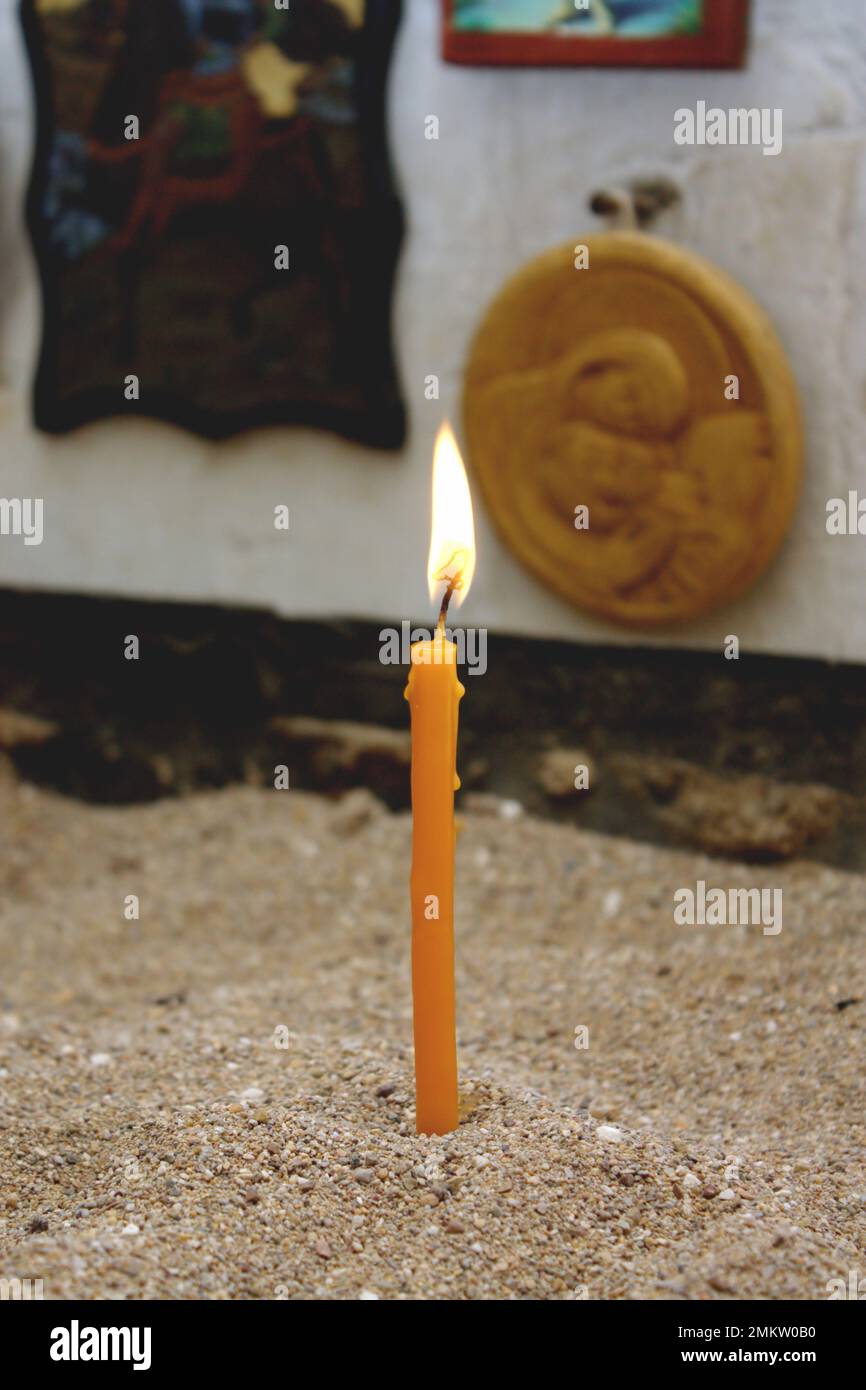 Bougie allumée dans une église Banque D'Images