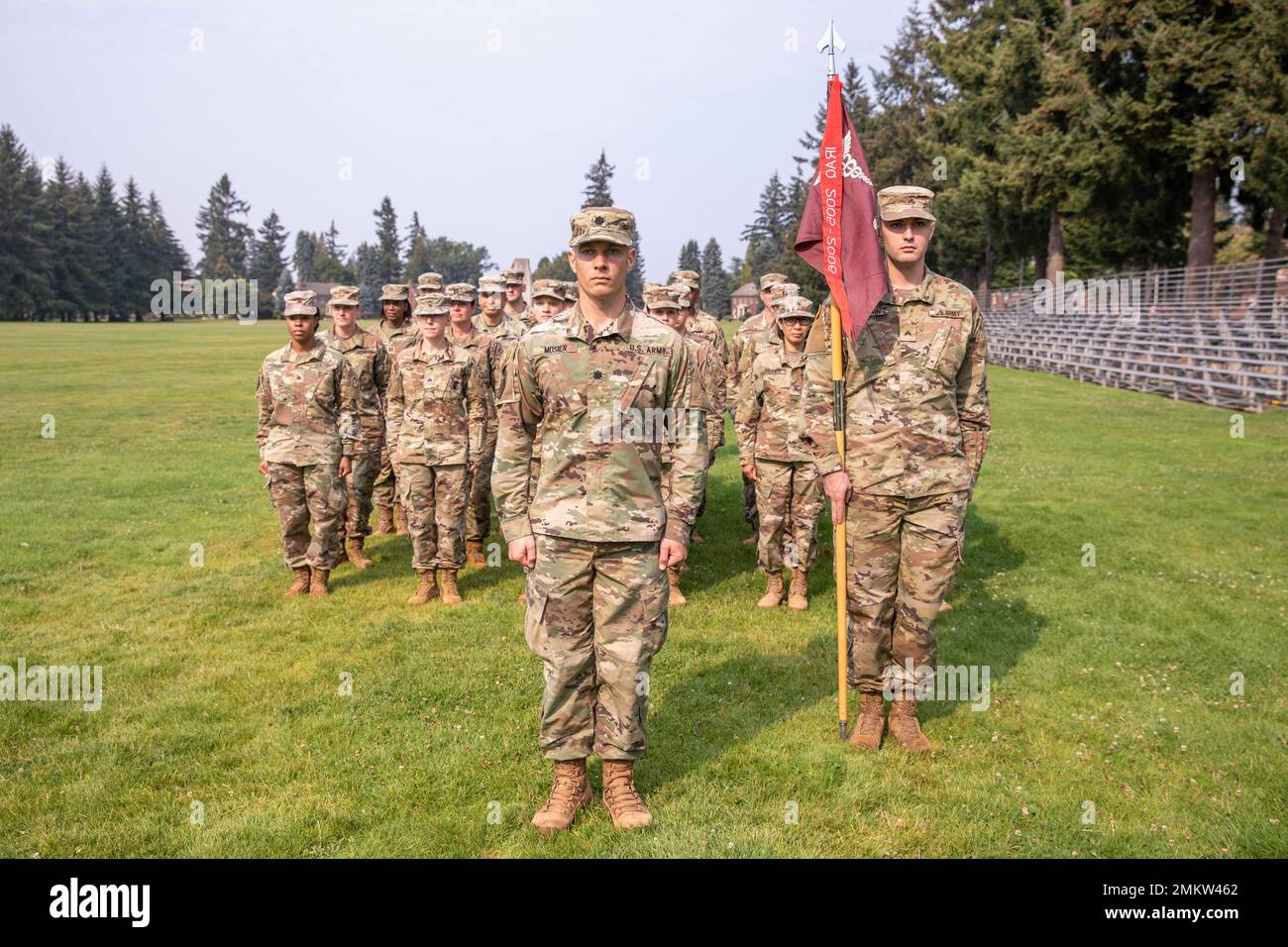 Des soldats du détachement médical de 1972nd (contrôle du stress de combat) sont en formation pendant le Sgt. 1st cérémonie de remise du cœur violet de la classe Andrea Hayden et du Maj Patrick Sylvers à la retraite le 11 septembre 2022, à la base conjointe Lewis-McChord, Washington. Banque D'Images
