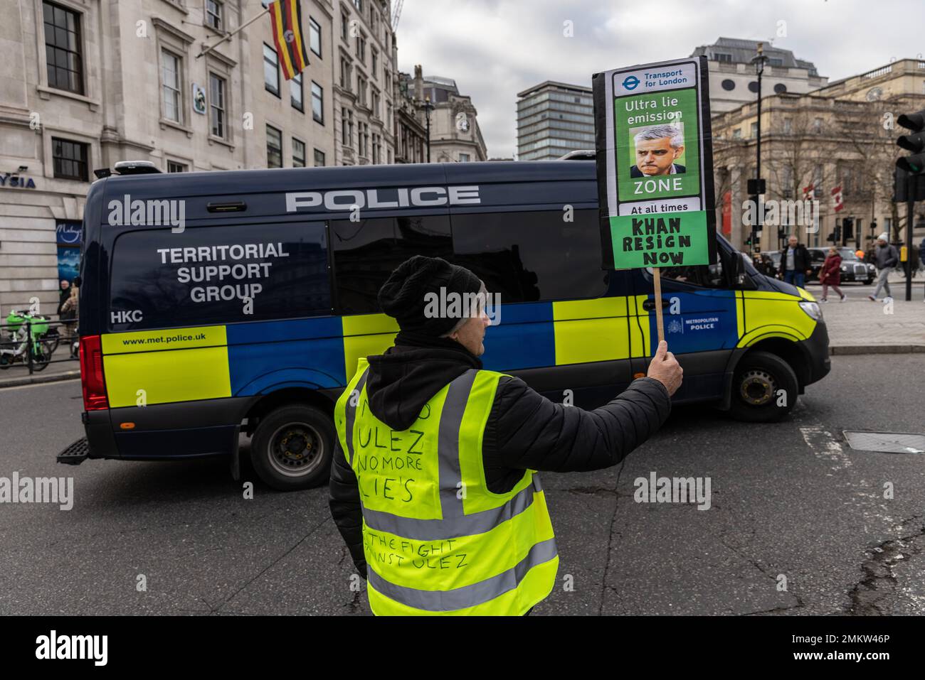 Des manifestants anti-Ulez à Trafalgar Square, Londres, protestent contre la mise en œuvre de la charge qui devrait toucher 160,00 voitures et 42,00 fourgonnettes par jour. Banque D'Images