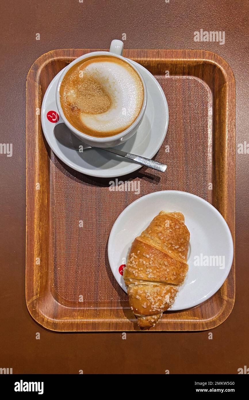 Un petit déjeuner typique italien : cappuccino et brioche (croissant) Banque D'Images