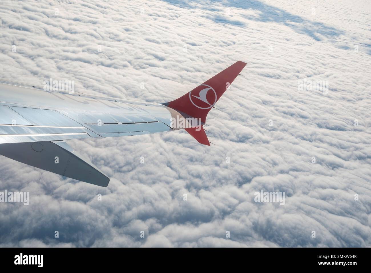 Trabzon, Turquie, 01.20.2023 : nuages et montagnes vus de la fenêtre de l'avion au lever du soleil. Logo Turkish Airlines. Turkish Airlines. Voyage dans le ciel Banque D'Images