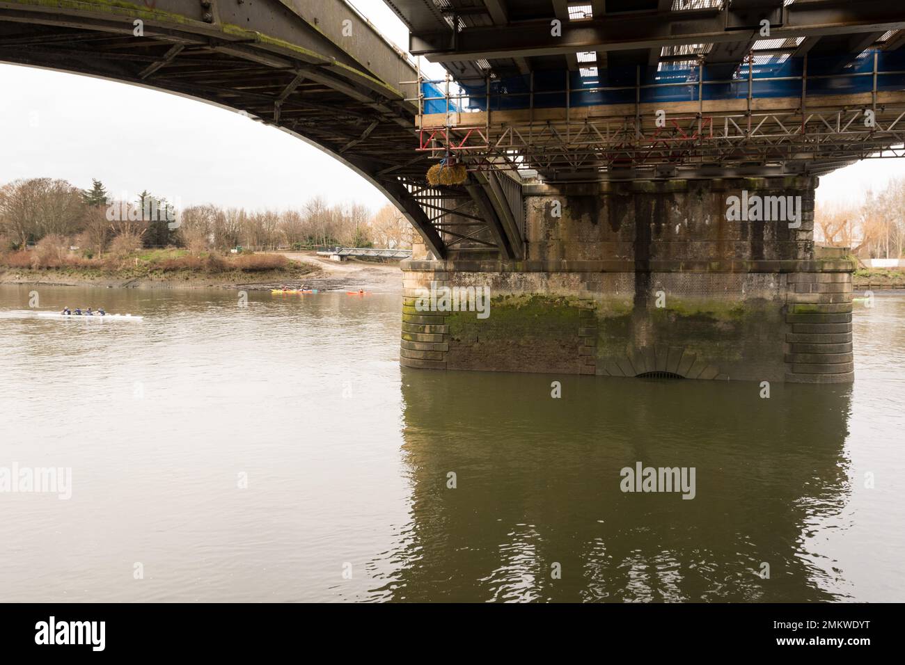 Une balle de paille est suspendue sous le pont Barnes pour avertir les bateaux de rivière d'un changement de hauteur et de dégagement du pont dû à des travaux d'ingénierie Banque D'Images