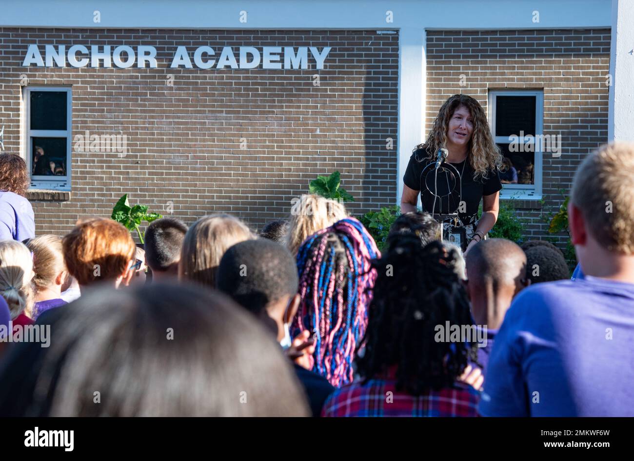 JACKSONVILLE, Floride (sept 12, 2022) Sharon Kasica, agente de liaison à la base navale de Mayport, s'adresse aux élèves de l'école élémentaire Anchor Academy, le 12 septembre 2022. L'école a organisé une cérémonie de levée de drapeau et une visite pour saluer le commandant de la Station navale de Mayport. La station navale Mayport est l'une des trois principales installations de la Marine dans la région de Jacksonville, en Floride, et abrite la flotte 4th de la Marine. Banque D'Images