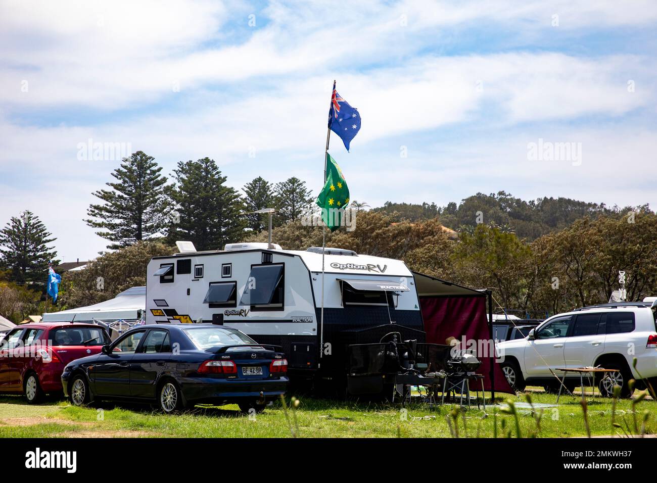 Drapeau national australien volant dans un camping-car et tentes de Sydney, Narrabea,NSW,Australie été 2023 Banque D'Images