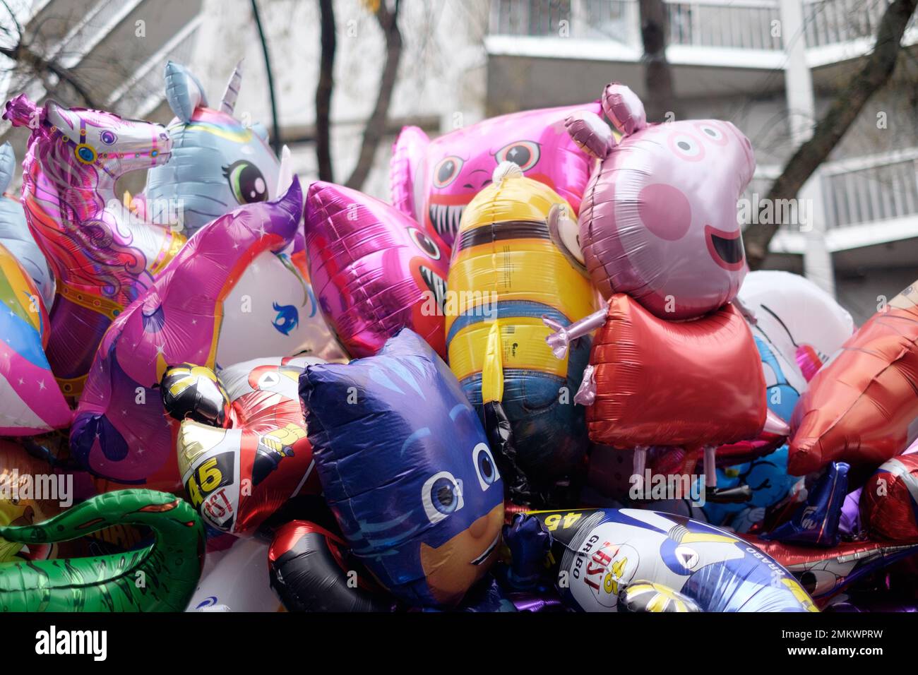 Ballons gonflables à vendre pendant le Festival du nouvel an chinois à Paris Banque D'Images