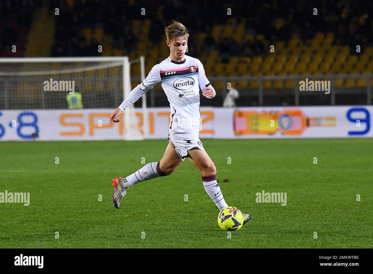 LECCE, ITALIE - JANVIER 27: Hans Nicolussi Caviglia des États-Unis Salernitana en action pendant la série Un match entre les États-Unis Lecce et les États-Unis Salernitana à Stadio Banque D'Images