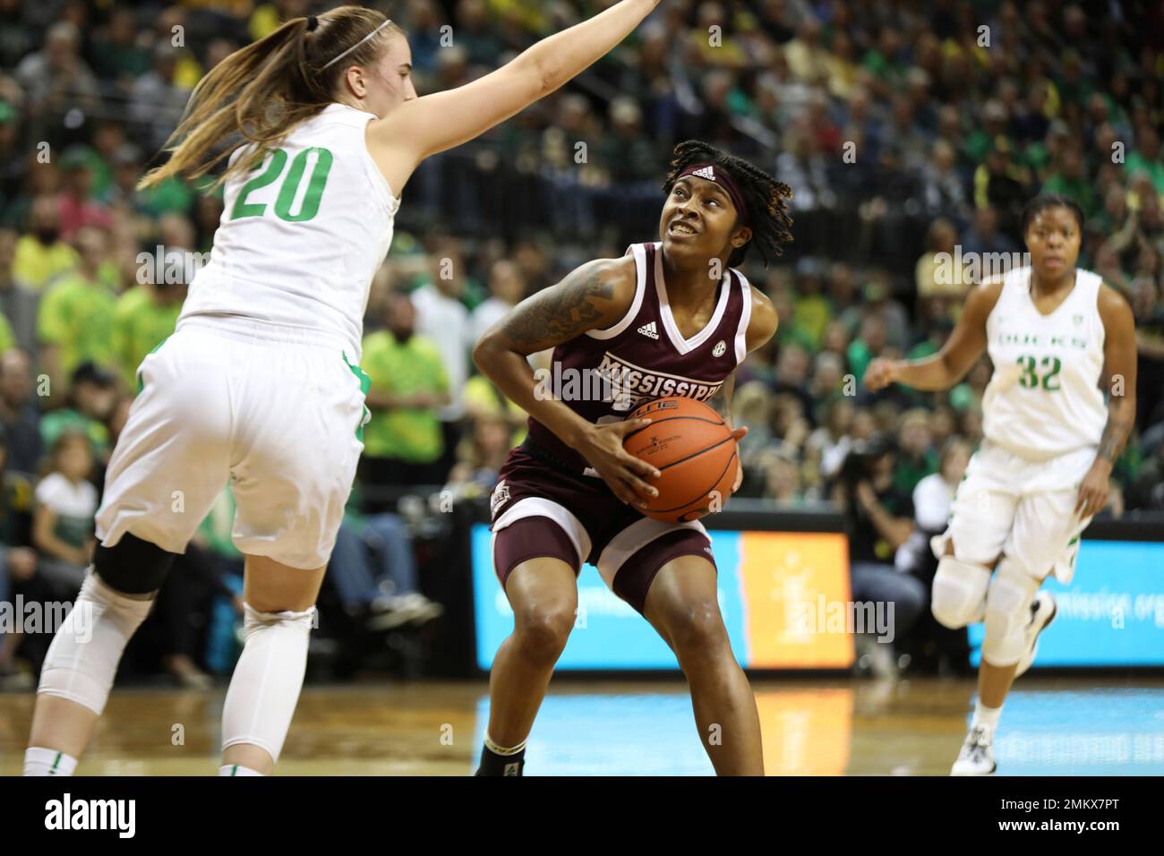 Mississippi State guard Myah Taylor drives the lane against University of Oregon defender Sabrina Ionescu during an NCAA college basketball game against the University of Oregon, Tuesday, Dec. 18, 2018, in Eugene, Ore. (AP Photo/Charlie Litchfield) Banque D'Images